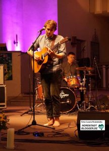 Gefühlvolles Opening in der Pauluskirche: Der isländische Musiker Axel Flóvent überzeugt mit Singer-Songwriter-Musik.