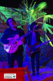 way-back-when-model-aeroplanes-spielten-eine-akustik-session-im%0d%0a-biergarten