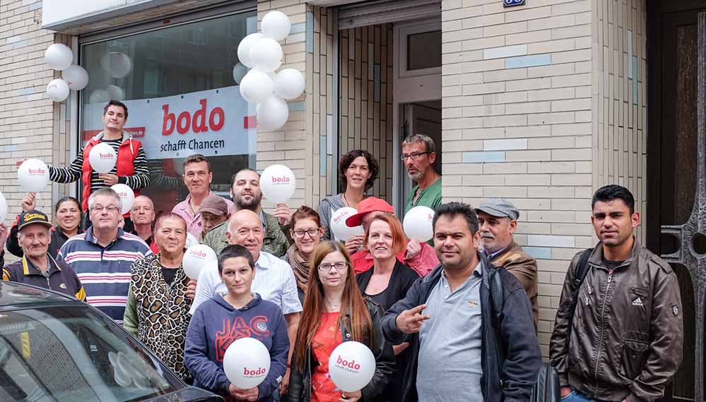 Pünktlich zum Verkaufsstart der Oktober-Ausgabe des Straßenmagazins haben die Verkäuferinnen und Verkäufer das neue Domizil eingeweiht.
