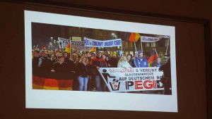 Daniel Bax hatte Beispiele zum Thema PEGIDA im Gepäck. Foto: Claus Stille
