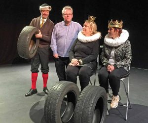 Stefan Keim (2. v. links) ist Autor und Regisseur. Hier mit seinem Darstellerteam Thorsten Strunk, Cordula Hein, Sandra Wickenburg. Premiere ist am Freitag. Foto: Joachim vom Brocke