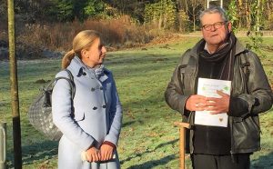 Dr. Wilhelm Grote, Vorsitzender des Freundeskreises Fredenbaumpark, dankte Sylvia Uehlendahl, Leiterin des Tiefbauamtes. Foto: Joachim vom Brocke
