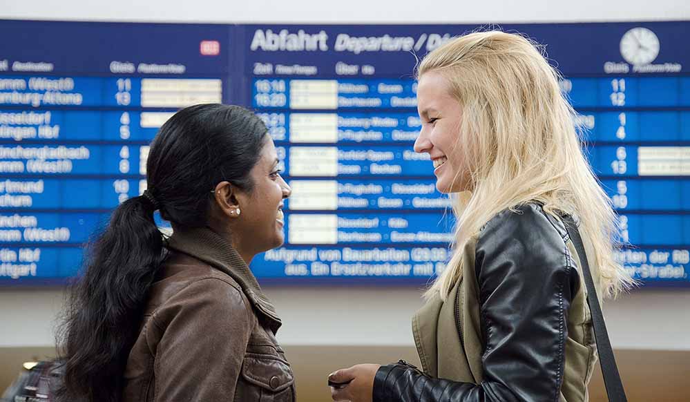 Flüchtlinge mitnehmen – dazu regt ein Projekt der youngcaritas jetzt auch in Dortmund an. Studenten, Schüler und andere Interessierte können bei geeigneten Monatstickets eine zweite Person kostenfrei mitnehmen. Foto: youngcaritas
