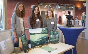 Anika Walter, Caroline Dick und Leonie Knüver aus Nümbrecht haben ihre Eindrücke von Auschwitz in Bildern und Skulpturen wiedergegeben.