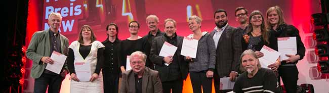 Kinoprogrammpreis NRW - Kinos in der Kategorie bis 13.000 Euro. Rechts außen unten: Peter Fotheringham, dahinter Suse Solbach (re) und Johanna Knott (li) vom sweetSixteen-Kino. Foto: Ralph Sondermann/Film- und Medienstiftung NRW