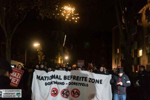 Während ihrer Demonstration setzten die Neonazis auch Pyrotechnik ein.