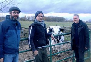 Solawi-Bauer Elmar Schulte-Tigges (2.v.l.) und die Solawi-Mitglieder Jörg Lüling (1.v.l.) und Carsten Klink (1.v.r).