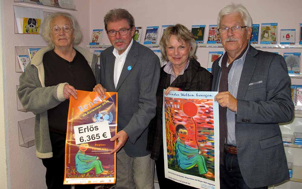 Auf dem Foto bei der Spendenübergabe : Albert Herzmann, Vorsitzender der Unicef AG Dortmund 2.v.li und vom Initiativkreis Walter Liggesmeyer, Monika Dürger und Georg Deventer ( v.li.) Foto: Susanne Seiler/ Unicef