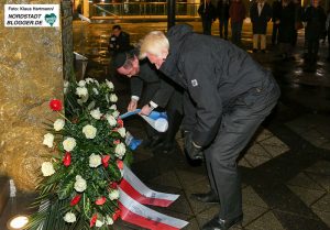 Kranzniederlegung auf dem Platz der alten Synagoge vor dem Opernhaus.