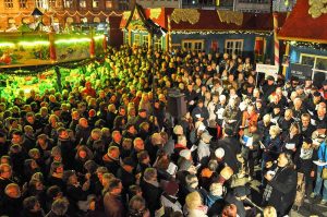 Das Klangvokal-Musikfestival und der Weihnachtsmarkt Dortmund zum gemeinsamen Singen auf dem Hansaplatz ein.