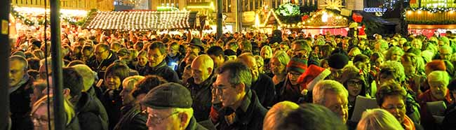 Das Klangvokal-Musikfestival und der Weihnachtsmarkt Dortmund zum gemeinsamen Singen auf dem Hansaplatz ein.