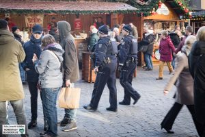 Polizisten mit schusssicheren Westen und Maschinenpistole auf dem Dortmunder Weihnachtsmarkt