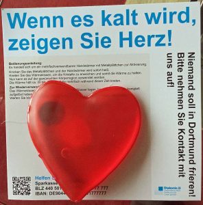 Rote Herz-Kissen werden an Obdachlose verteilt. Der Handwärmer sorgt wenigstens 20 Minuten für warme Hände. Foto: Joachim vom Brocke