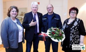Kampfmittelbeseitiger Rainer Woitschek wurde mit Blumen und Geschenken von der Stadtspitze geehrt.