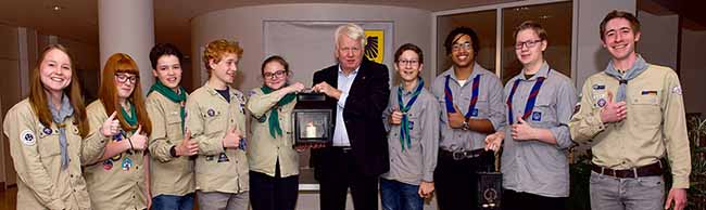 Pfadfinderinnen und Pfadfinder der Verbände DPSG und VCP brachten am Donnerstag das Friedenslicht aus Betlehem in das Dortmunder Rathaus. Oberbürgermeister Ullrich Sierau nahm die Laterne mit der Kerze in Empfang. Foto: Wolf-Dieter Blank