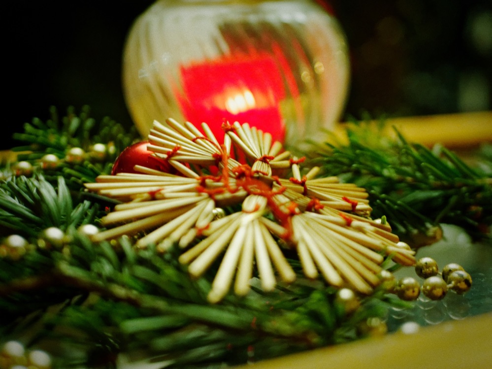Nützliche Tipps und Informationen zum Weihnachtsfest bietet die Verbraucherzentrale Nordrhein-Westfalen.