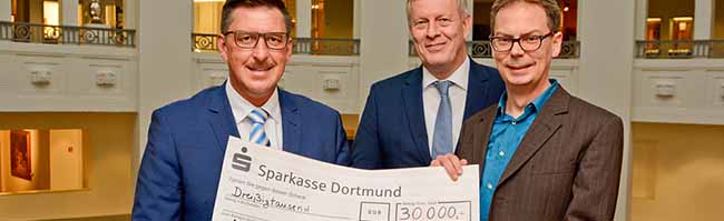 Uwe Büscher Vorstand Dortmunder Hafen AG (li.) übergab heute im Beisein des Stadtkämmerers Jörg Stüdemann (Mitte) den Scheck über 30.000 € an Dr. Jens Stöcker (Museumsdirektor MKK). Bild: Roland Gorecki/Dortmund-Agentur