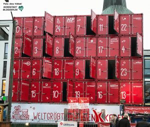 Der Adventskalender bestand aus 30 Seecontainern, war 15 Meter lang, 13 Meter hoch sowie sechs Meter tief und hatte ein Gewicht von mehr als 64 Tonnen. Foto: Alex Völkel