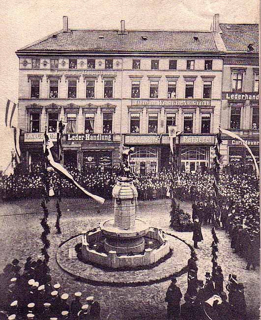 Mit einem Volksfest wurde die Einweihung des Brunnens gefeiert. Bild: Sammlung Klaus Winter