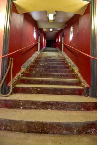 Auch im Foyer und auf der langen Treppe sind die Bodenbeläge bereits herausgerissen worden. Foto: Schauburg