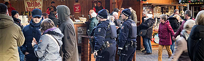 Polizisten mit schusssicheren Westen und Maschinenpistole auf dem Dortmunder Weihnachtsmarkt
