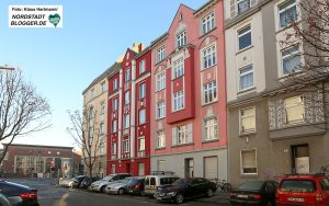 DOGEWO21: Spende für GrünBau. Das Haus Brunnenstraße 51 mit der pastellfarbenen Fassade mittig.