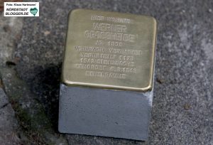 Der Kölner Künstler Gunter Demnig verlegt Stolpersteine in der Nordstraße zum Gedenken an von den Nazis ermordeten homosexuellen Männern