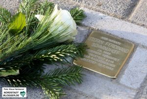 Der Kölner Künstler Gunter Demnig verlegt Stolpersteine in der Kurfürstenstraße zum Gedenken an von den Nazis ermordeten homosexuellen Männern