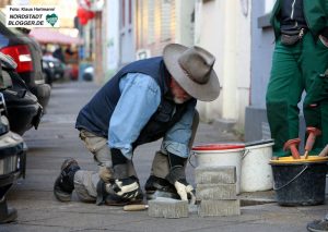 Der Kölner Künstler Gunter Demnig verlegt Stolpersteine in der Nordstraße zum Gedenken an von den Nazis ermordeten homosexuellen Männern