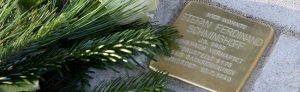 Der Kölner Künstler Gunter Demnig verlegt Stolpersteine in der Kurfürstenstraße zum Gedenken an von den Nazis ermordeten homosexuellen Männern