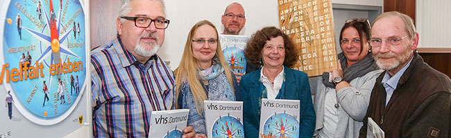 Volkshochschule stellt das Programm für das erste Halbjahr 2017 vor. V.l.: Dr. Roderich Grimm, stellv. Direktor der VHS, Bianka Baumhögger, Frank Scheidemann, Programmbereichsleitung Geschichte, Ulrike Rüthing-Vollmer, Programmbereichsleitung Sprachen, Anette Göke, Fachgruppenleitung Dadado und Hans Niehörster, Fachgruppenleitung IT.