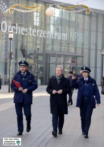 Polizeipräsident Gregor Lange (Mitte) hat die Videobeobachtung angeordnet.