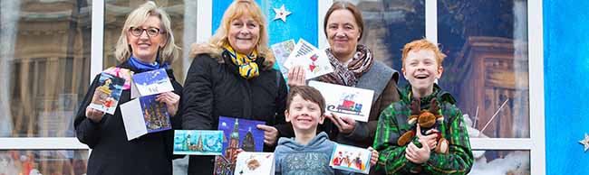 Der Kinderschutzbund verkauft im Kinderweihnachtsdorf Karten.