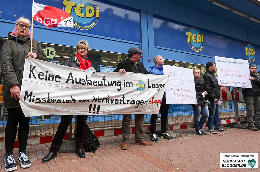 Beschäftigte aus Rumänien, Bulgarien und Polen demonstrieren vor dem Tedi in der Münsterstraße.