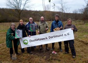 In Zusammenarbeit mit den BUND Dortmund wurden auf einer Streuobstwiese in Derne heimische Obstbäume gepflanzt. 