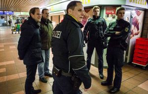 Die Dortmunder CDU-Bundestagsabgeordneten Thorsten Hoffmann und Steffen Kanitz haben die Dienststelle der Bundespolizei im Dortmunder Hauptbahnhof besucht. Foto: Stefan Fercho