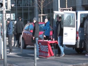 Vor der Arbeitsagentur sammelte ,Die Rechte’ am Donnerstag Unterstützungsunterschriften für die Landtagswahl.