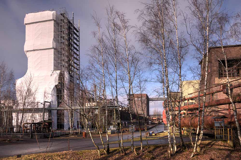 Die Arbeiten zur denkmalgerechten Sanierung des Kokslöschturms 0 auf der Kokerei Hansa haben begonnen. Foto: Klaus-Peter Schneider