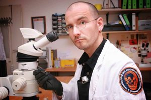 Der Kriminalbiologe und Spezialist für forensische Insektenkunde Mark Benecke kommt. Foto: DKH