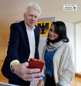 Erinnungsfotos an den Besuch: OB Ullrich Sierau assistiert bei den Selfie-Wünschen. 