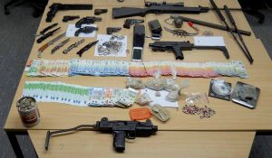Die Beamten entdeckten eine größere Menge Drogen, eine hohe vierstellige Bargeldsumme, Schusswaffen, Messer und Schlagstöcke. Foto: Polizei