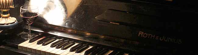 Nun schmückt auch ein altes Klavier die gemütliche Kulisse der Dortmunder Kulturkneipe „Rekorder”.
