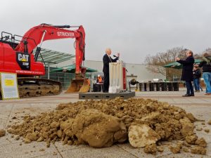 Vor dem Messezentrum Westfalenhallen fand der symbolische erste Spatenstich statt. Foto: Roland Klecker/dofoto.de