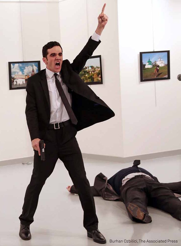 Burhan Ozbilicis Bild zeigt den Polizisten Mevlüt Mert Altintas, der den russischen Botschafter der Türkei, Andrey Karlov, während einer Kunstausstellung in Ankara am 19. Dezember 2016 ermordet hat.