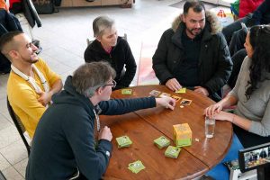 Im Chancen-Café 103 in der Oesterholzstraße kann das Spiel gespielt werden. Foto: Guido Meincke