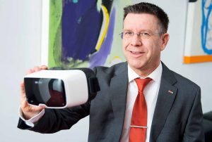 DSW21-Chef Guntram Pehlke mit einer VR-Brille. Foto: Dr. Claudia Posern/ DSW21