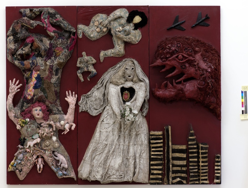 Autel des femmes 1964 Fundstücke, Farbe, Gips, Kaninchendraht auf Holz (Triptychon) Sprengel Museum, Hannover Foto: Michael Herling