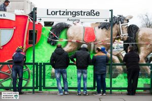 Der Zog kütt - der Rosenmontagszug an der Stadtbahnstation in der Nordstadt. Fotos: Leopold Achilles