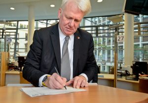 OB Ullrich Sierau hat als einer der Ersten in Dortmund für die Wiedereinführung unterschrieben. Foto: Roland Gorecki