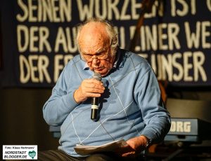 Feier zum 70 jährigen Bestehens des VVN-BdA Dortmund im Wiechern-Haus. Vorstand Günther Bennhardt erzählt aus der Zeit nach dem Krieg